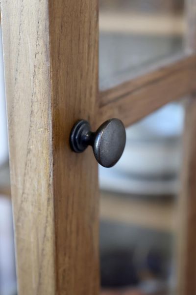 RIKO, Schmale natur Holz Vitrine mit 2 Türen im Landhausstil