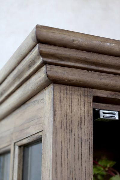 RIKO, Schmale natur Holz Vitrine mit 2 Türen im Landhausstil