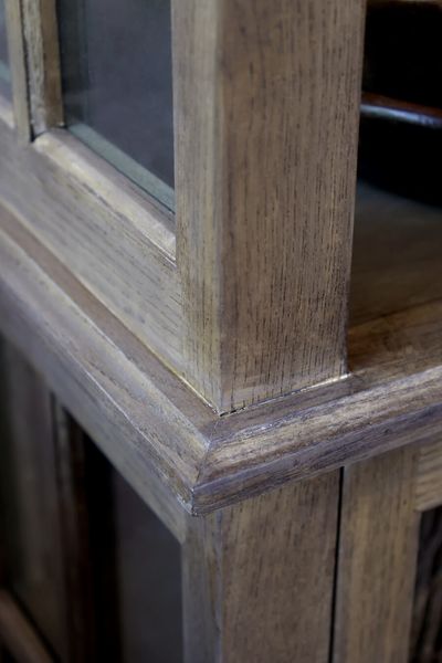 RIKO, Schmale natur Holz Vitrine mit 2 Türen im Landhausstil