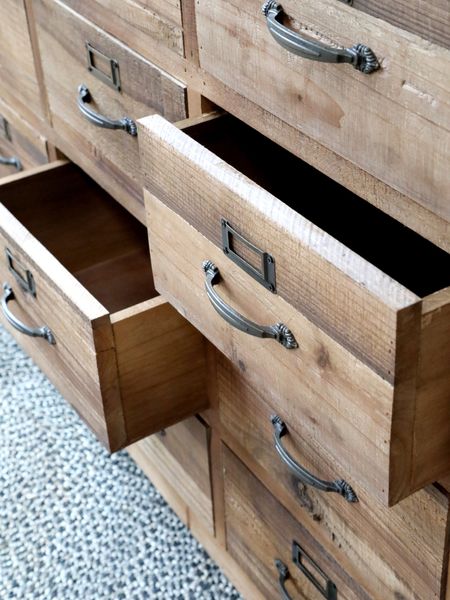 Matz-Möbel Altholz Look Sideboard NIMA 20 Schubladen Holz natur auf Rädern im Industriedesign