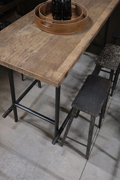 SOLE, Stehtisch Altholz & Metall Industriedesign
